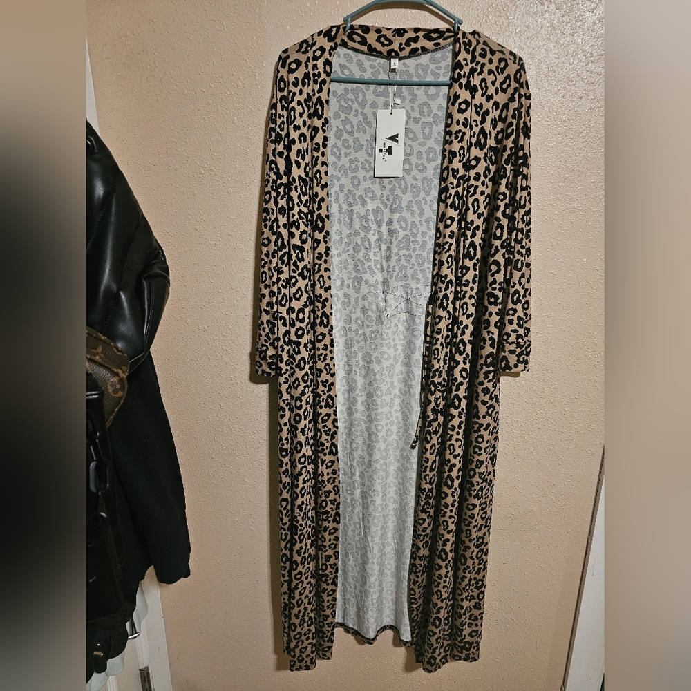 Leopard Lightweight Thin Rob Nwt Size L